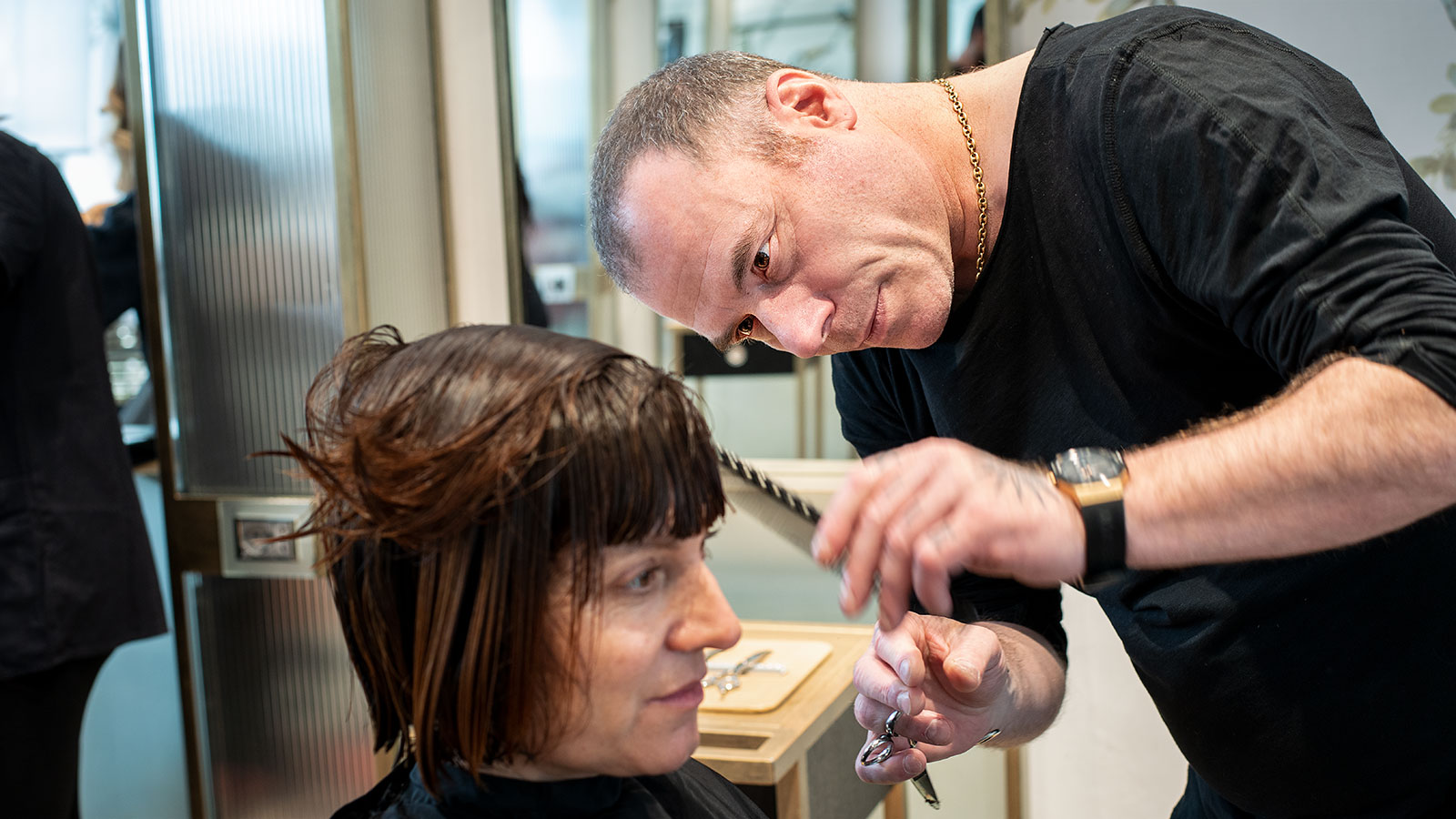 Mauro Basso, one of the best Italian hairdressers, while cutting a client's hair