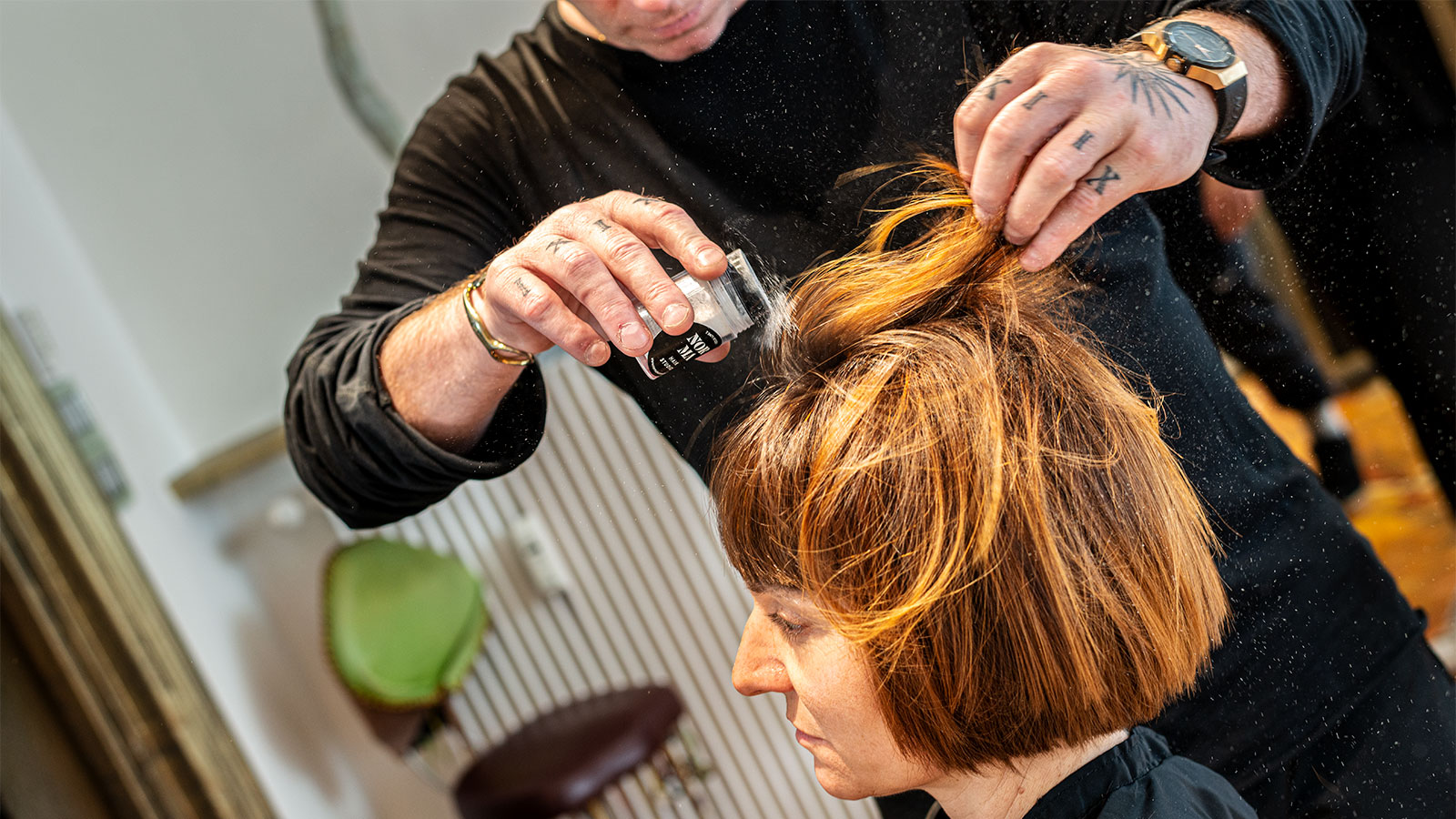 Mauro Basso effettua un trattamento sui capelli di una cliente