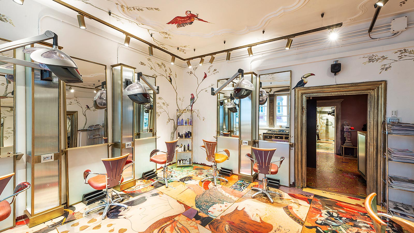 Dettaglio sulle poltrone dello storico salone di parrucchieri a Bolzano, con pareti e pavimenti colorati